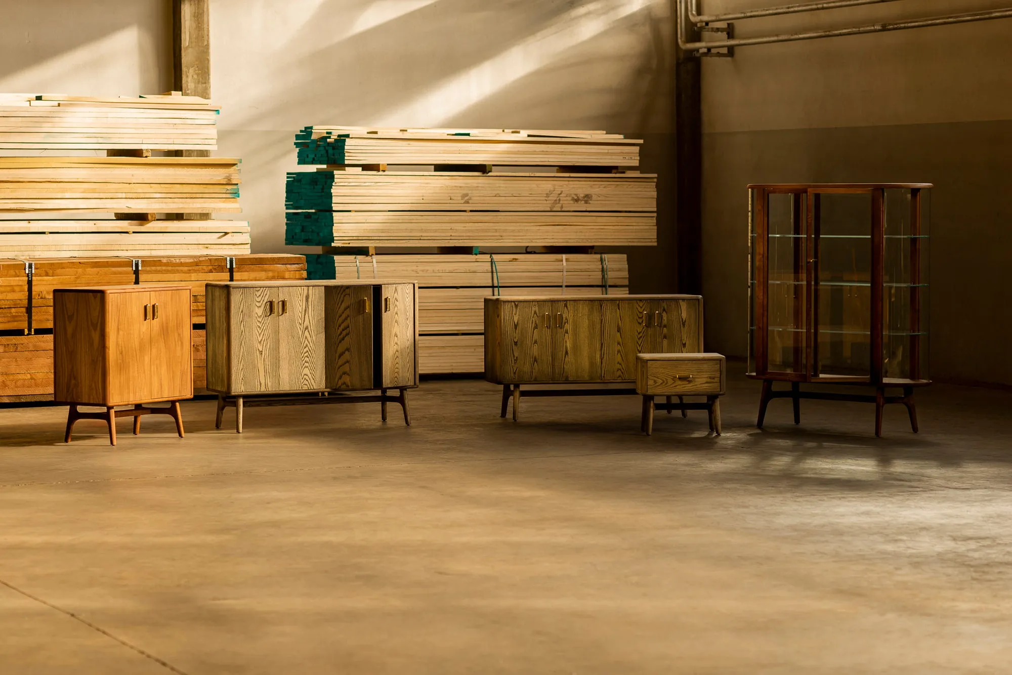 SOLO WIDE 4-DOOR CABINET